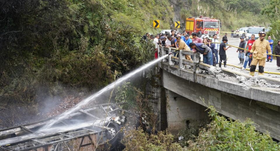 Bus cae a un barranco y se incendia en la vía Cuenca-Molleturo: hay al menos 11 fallecidos