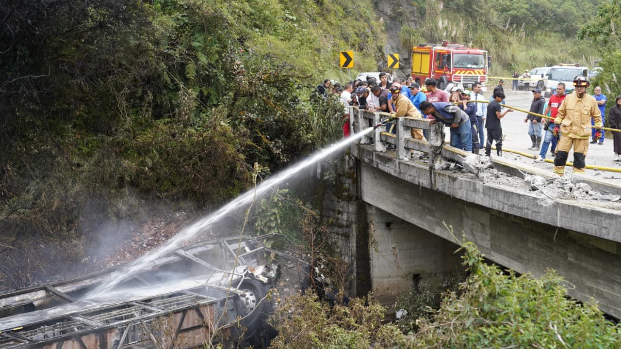 Bus cae a un barranco y se incendia en la vía Cuenca-Molleturo: hay al menos 11 fallecidos