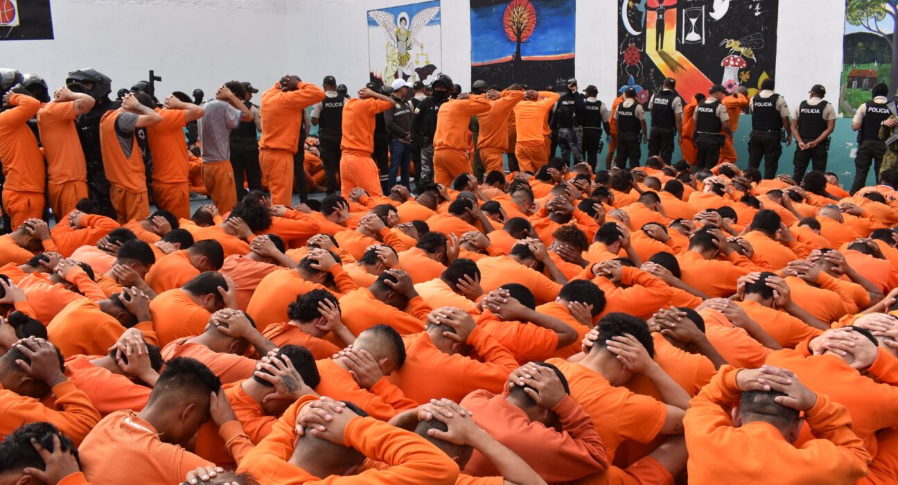 SNAI traslada 300 PPL de Imbabura a Azuay para reducir hacinamiento en cárceles