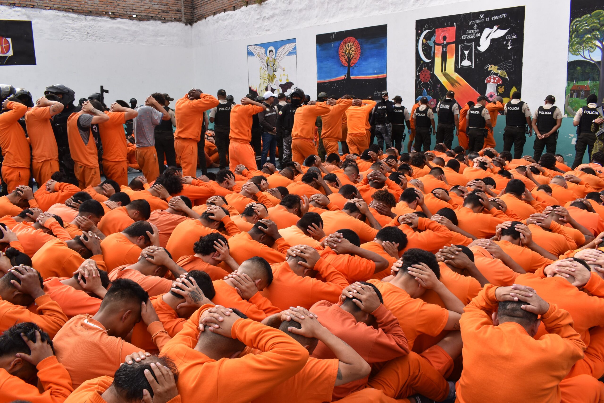 SNAI traslada 300 PPL de Imbabura a Azuay para reducir hacinamiento en cárceles