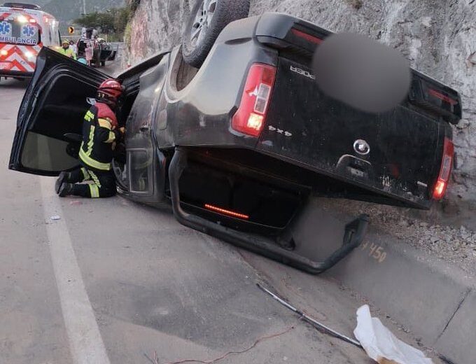 Siniestro de tránsito en Guayllabamba deja un herido y genera cierre parcial en la Panamericana Norte