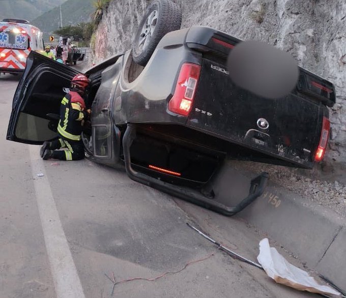 Siniestro de tránsito en Guayllabamba deja un herido y genera cierre parcial en la Panamericana Norte