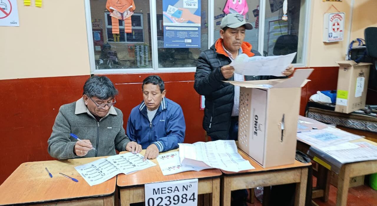 Elecciones generales en Perú: amplían jornada de votación hasta este lunes por fallas en distribución de material