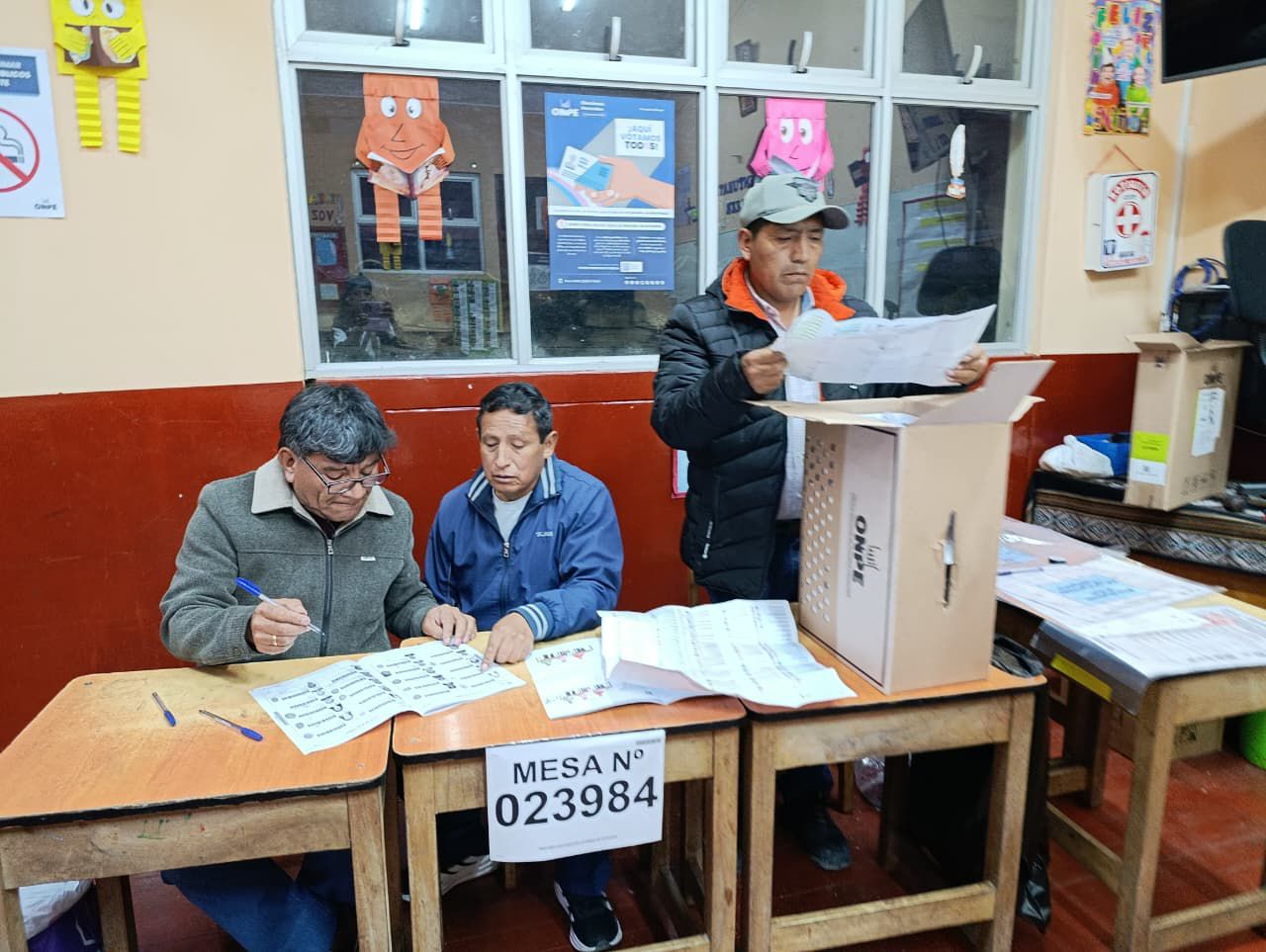 Elecciones generales en Perú: amplían jornada de votación hasta este lunes por fallas en distribución de material