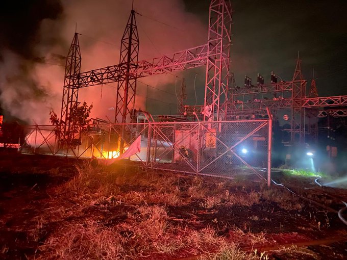 Bomberos controlan incendio en subestación en Guayaquil