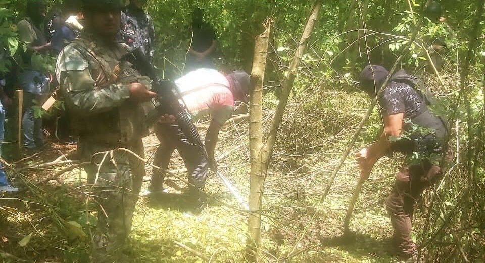 Hallan dos fosas con cadáveres en Esmeraldas
