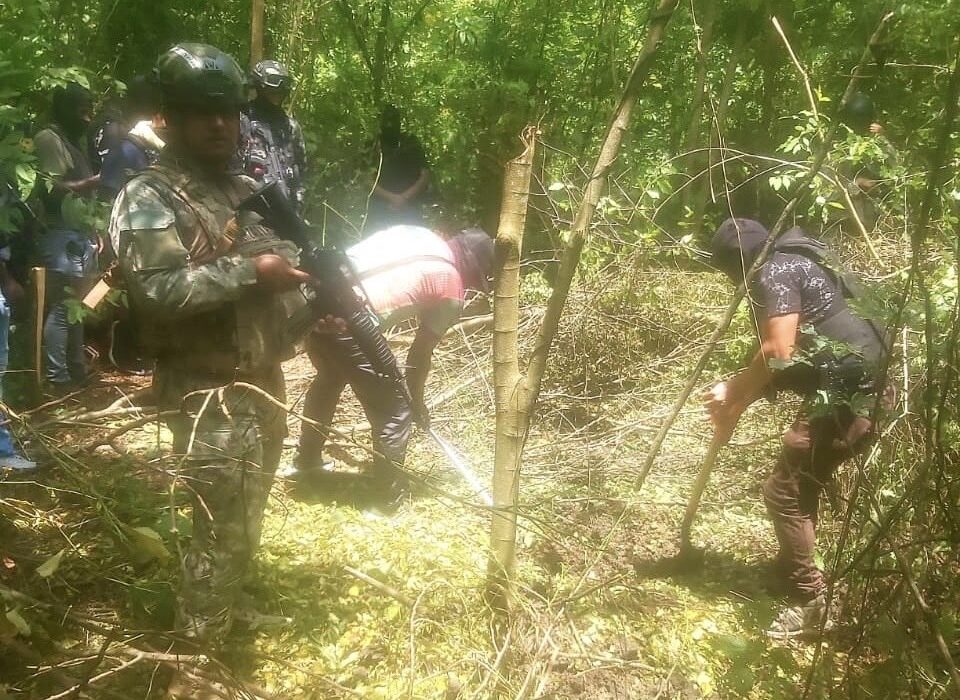 Hallan dos fosas con cadáveres en Esmeraldas
