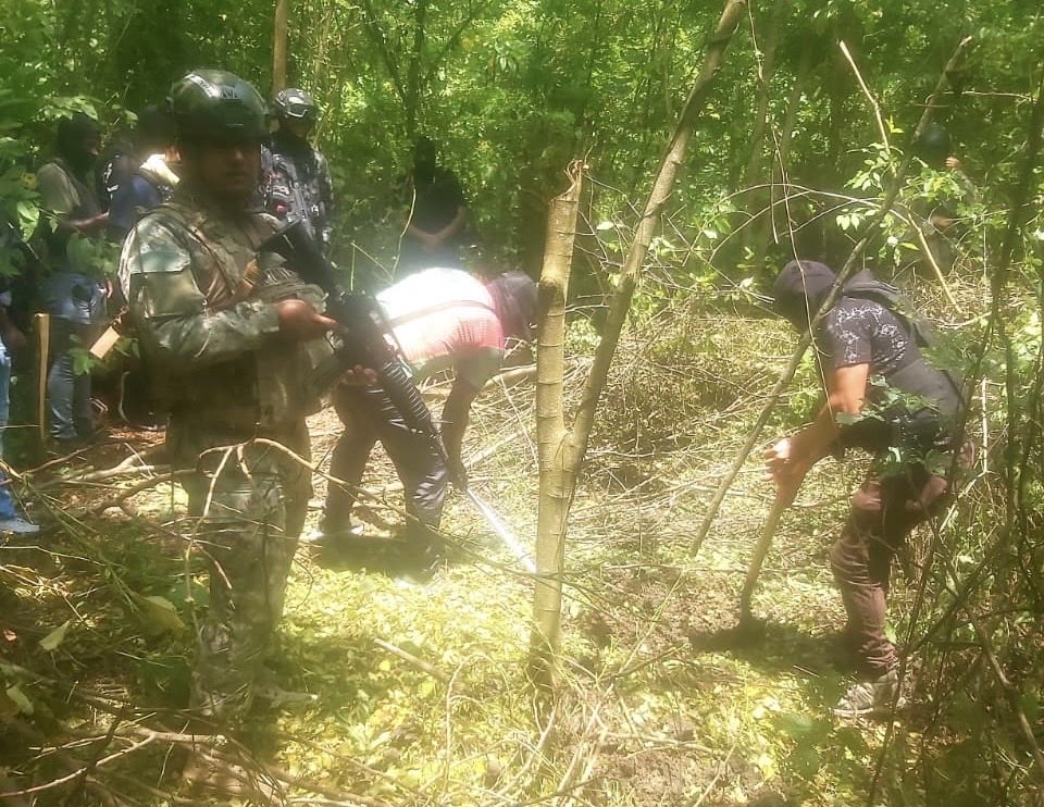Hallan dos fosas con cadáveres en Esmeraldas
