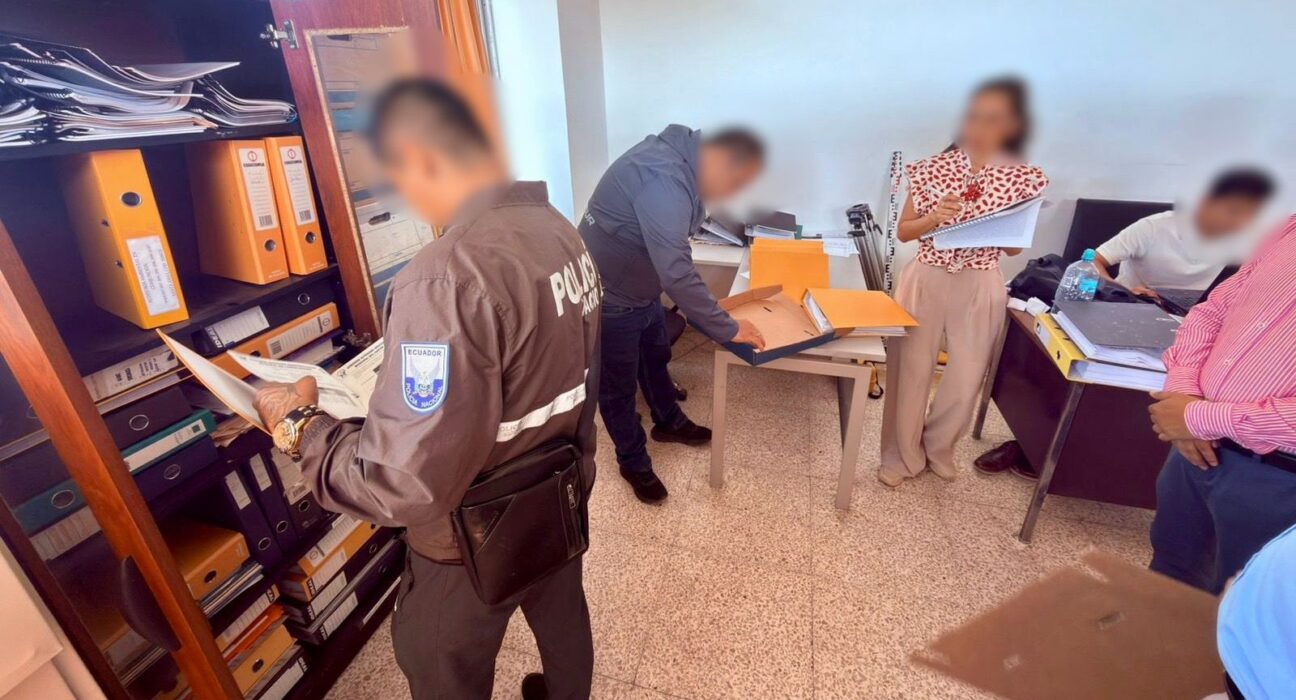 Fiscalía allana el Municipio de Macará por presunto tráfico de influencias en permisos mineros