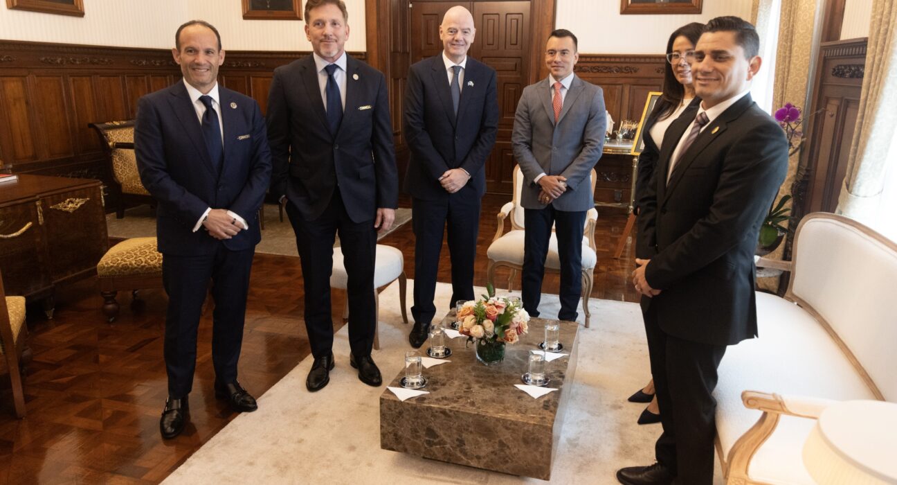 Noboa se reúne con autoridades de FIFA, Conmebol y FEF en Carondelet