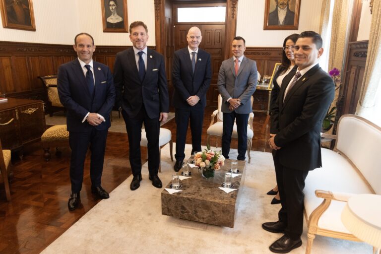 Noboa se reúne con autoridades de FIFA, Conmebol y FEF en Carondelet