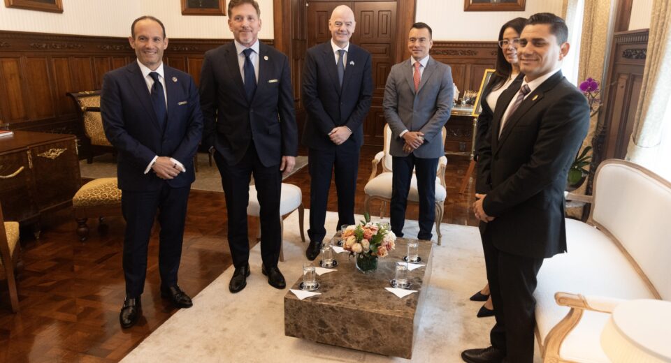 Noboa se reúne con autoridades de FIFA, Conmebol y FEF en Carondelet