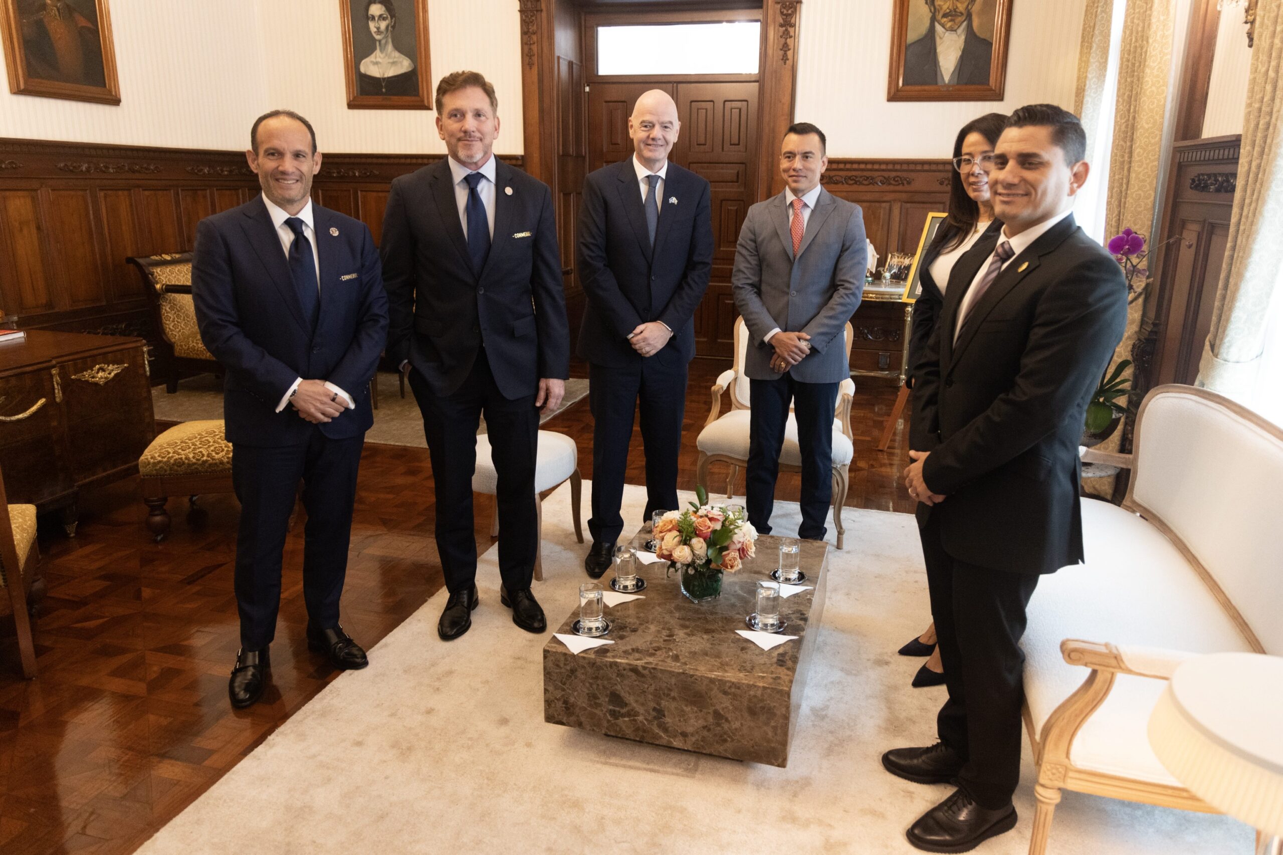 Noboa se reúne con autoridades de FIFA, Conmebol y FEF en Carondelet