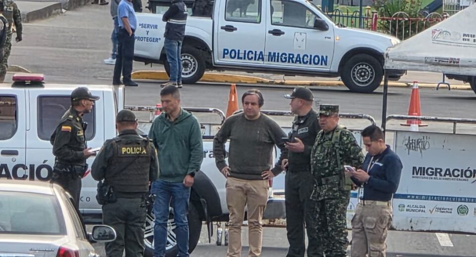 Colombia despliega más de 15.000 uniformados en la frontera con Ecuador