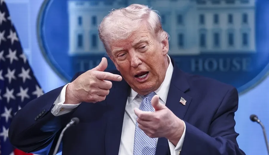Trump amenaza con una ofensiva mayor si falla acuerdo con Irán y mantiene despliegue militar en la región