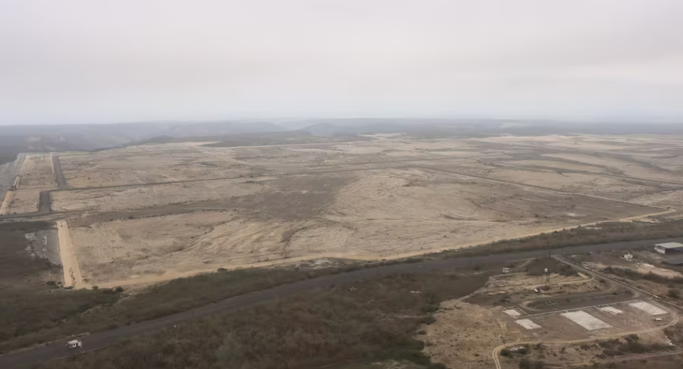 Gobierno propone proyectos de energía solar y vivienda en terrenos de Refinería del Pacífico