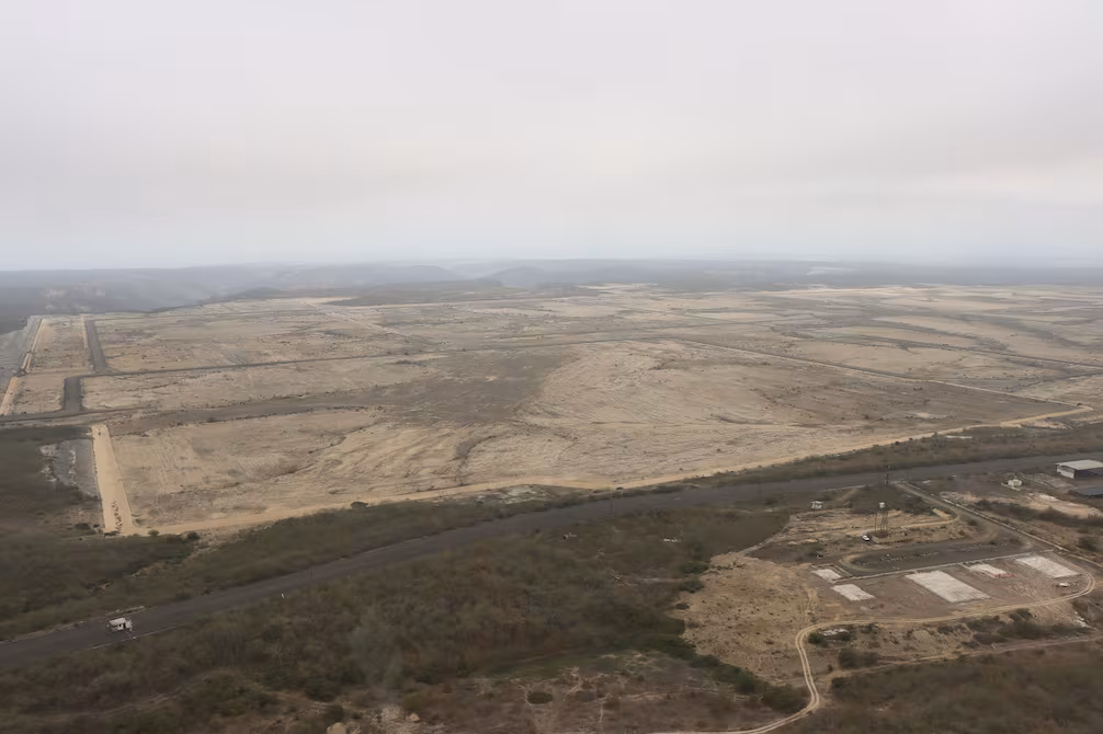 Gobierno propone proyectos de energía solar y vivienda en terrenos de Refinería del Pacífico