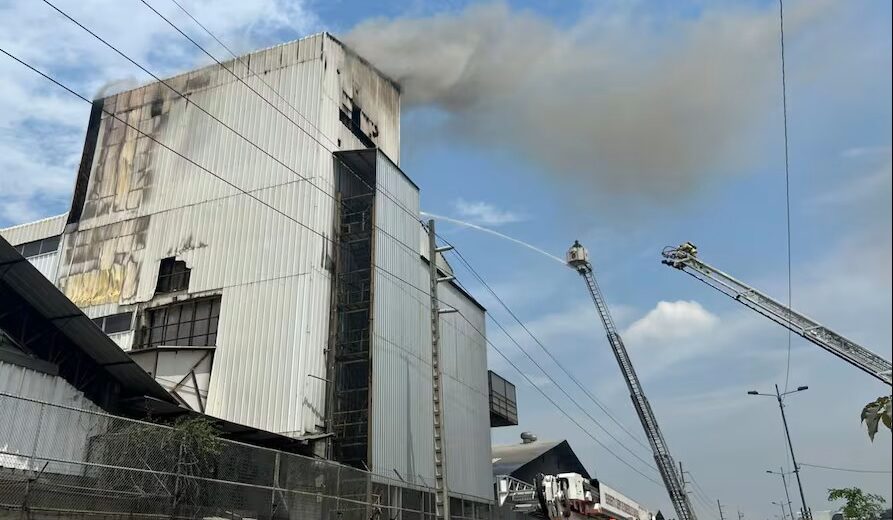 Bomberos trabajan para controlar incendio industrial en una fábrica del norte de Guayaquil