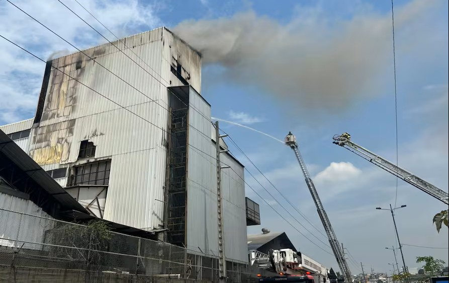 Bomberos trabajan para controlar incendio industrial en una fábrica del norte de Guayaquil