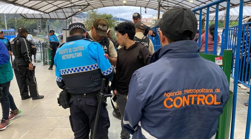 Quito: Municipio ejecuta 125 operativos en transporte público y decomisa armas blancas y drogas
