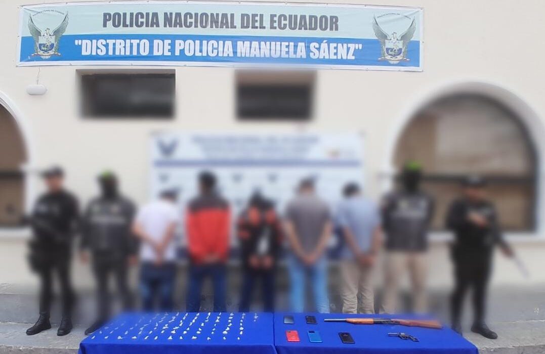 Detienen a cinco presuntos integrantes de ‘Los Lobos’ durante operativo en Quito