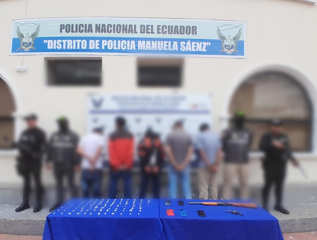 Detienen a cinco presuntos integrantes de ‘Los Lobos’ durante operativo en Quito