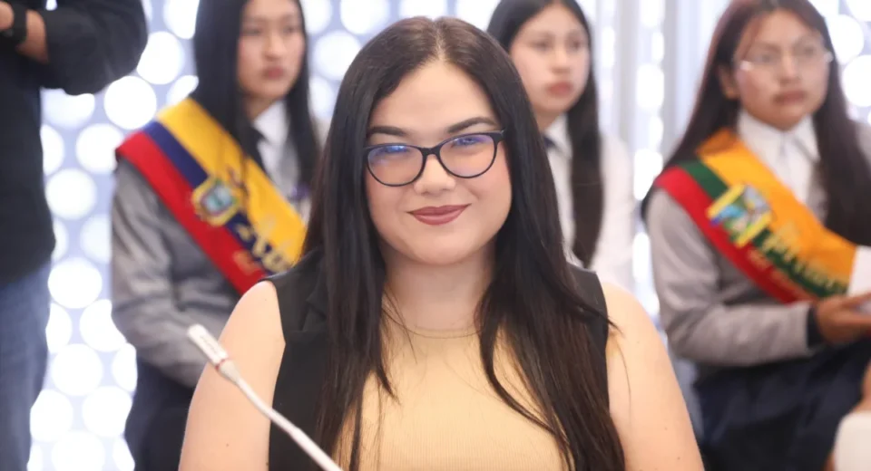 RC expulsa a Annie Muñoz tras disputa por curul de Priscila Schettini
