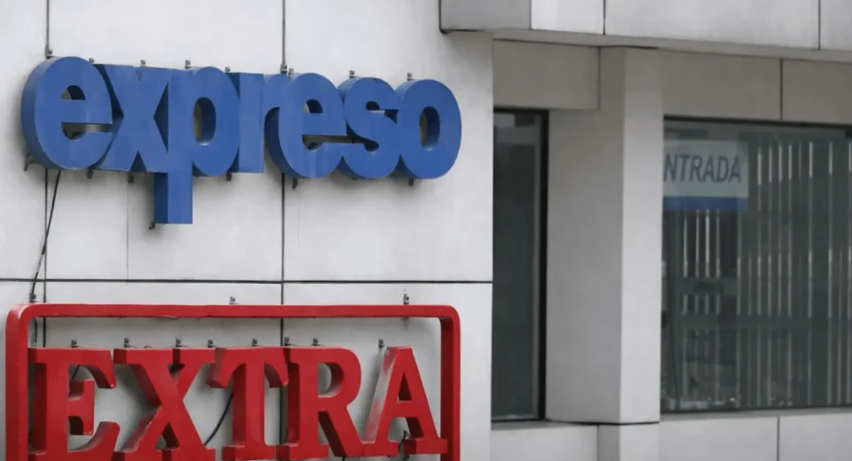 Con portadas en blanco, diarios Expreso y Extra denuncian presión contra libertad de expresión