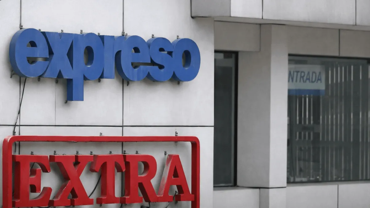 Con portadas en blanco, diarios Expreso y Extra denuncian presión contra libertad de expresión