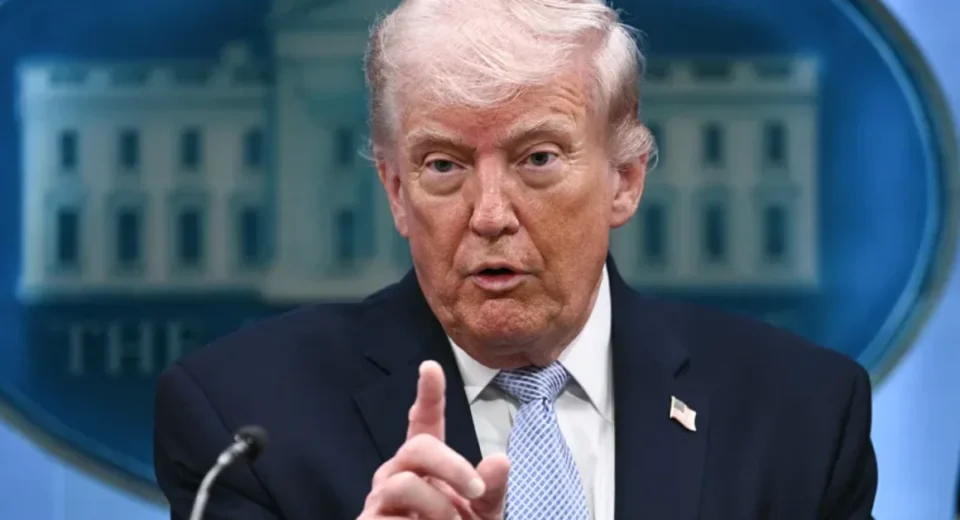 Trump amenaza con eliminar buques iraníes que desafíen bloqueo en el estrecho de Ormuz
