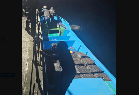 Incautan 1,5 toneladas de droga frente a Manta y detienen a dos personas