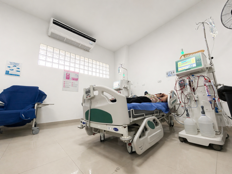 Tras las denuncias de pacientes, IESS instala aires acondicionados en área de diálisis del hospital Teodoro Maldonado Carbo