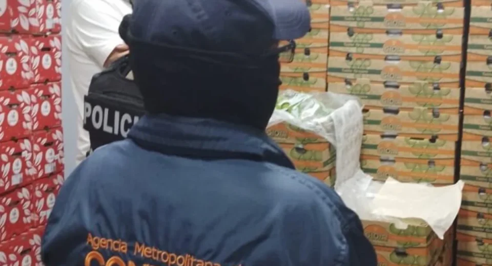 Clausuran distribuidora de pollos en sur de Quito: hallan fruta presuntamente robada valorada en USD 30.000