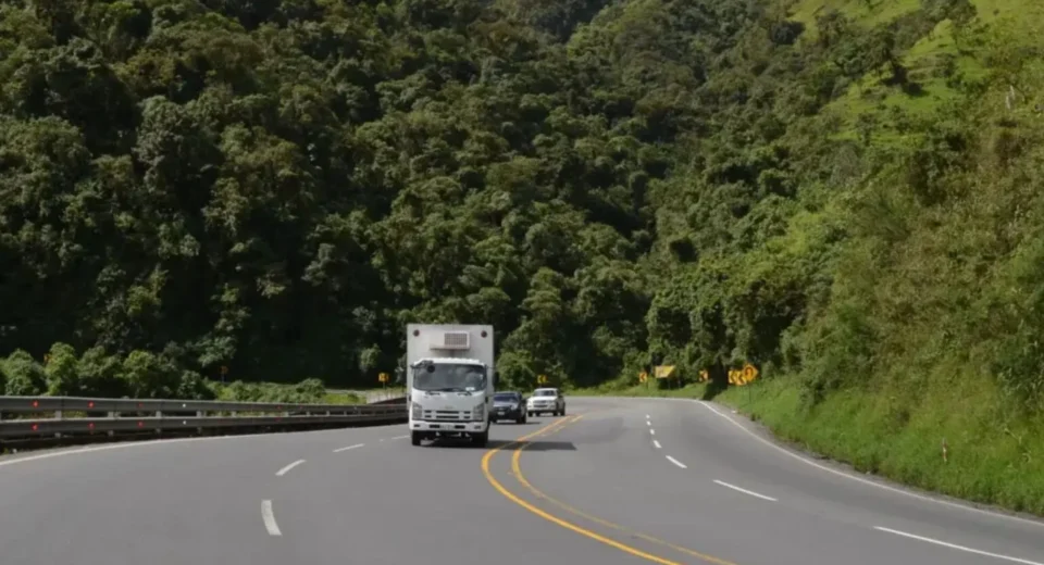 Vía Alóag–Santo Domingo prioriza autos livianos por feriado de Semana Santa