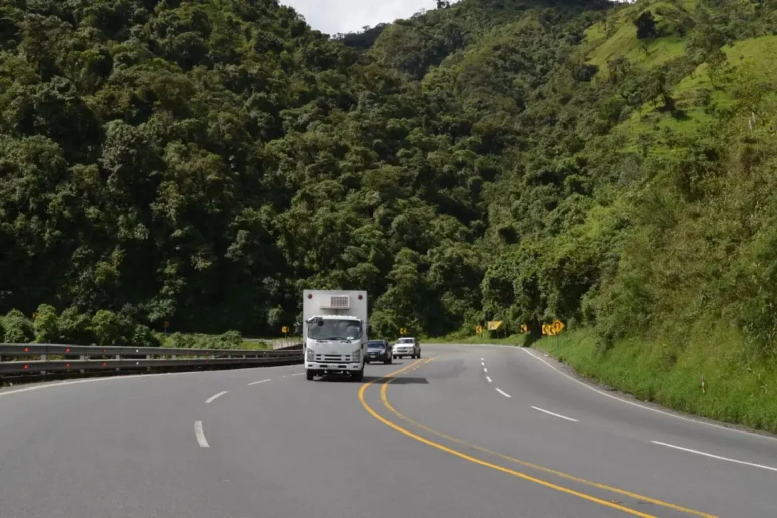 Vía Alóag–Santo Domingo prioriza autos livianos por feriado de Semana Santa