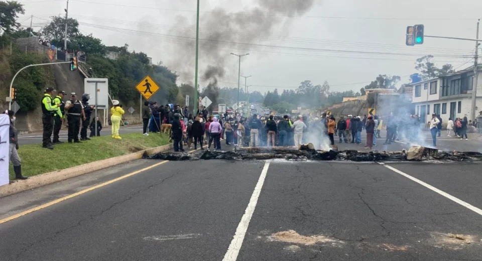 Moradores de Palugo cierran la vía Quito–Papallacta en protesta por siniestros de tránsito