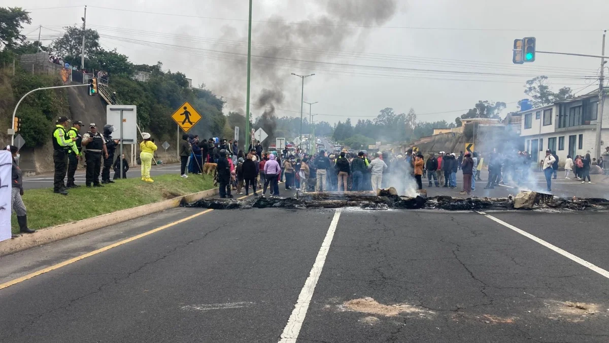 Moradores de Palugo cierran la vía Quito–Papallacta en protesta por siniestros de tránsito