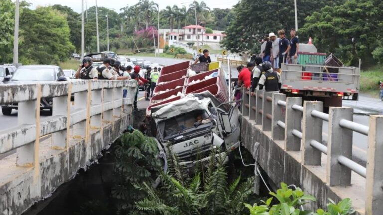 Camión cargado de camarón queda colgando de un puente en vía a la Costa y causa fuerte congestión