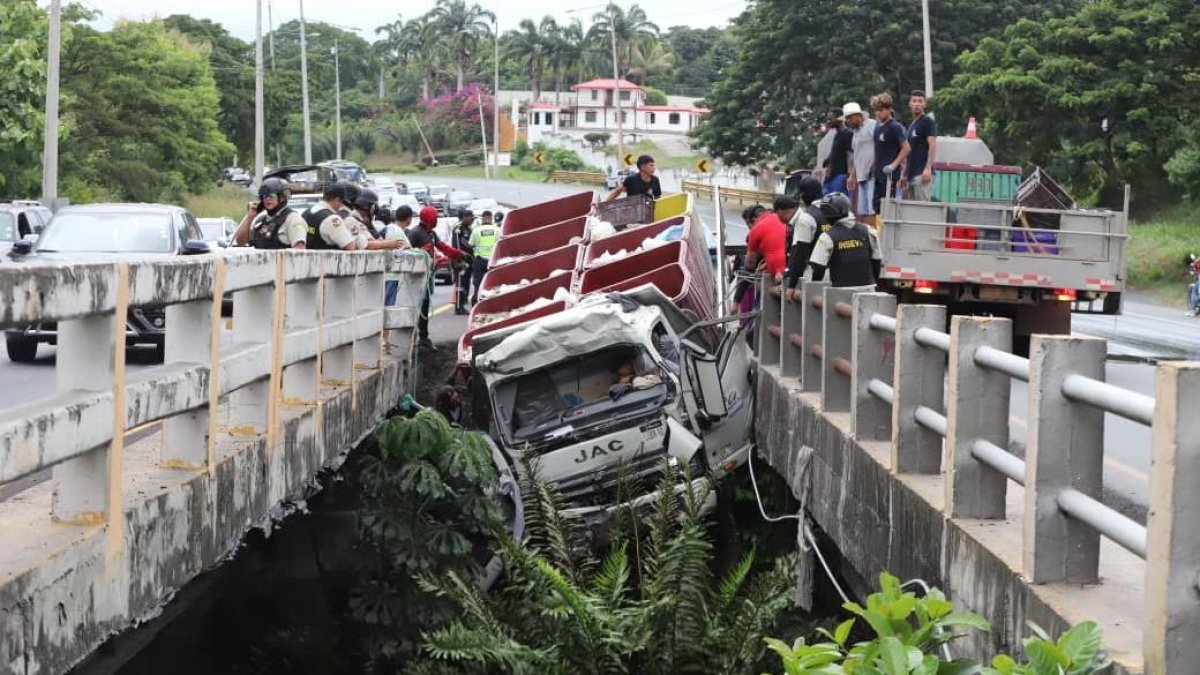 Camión cargado de camarón queda colgando de un puente en vía a la Costa y causa fuerte congestión
