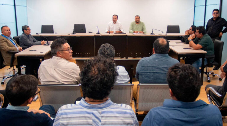 Transportistas levantan medida en Quito y retomarán servicio normal tras acuerdo con el Municipio