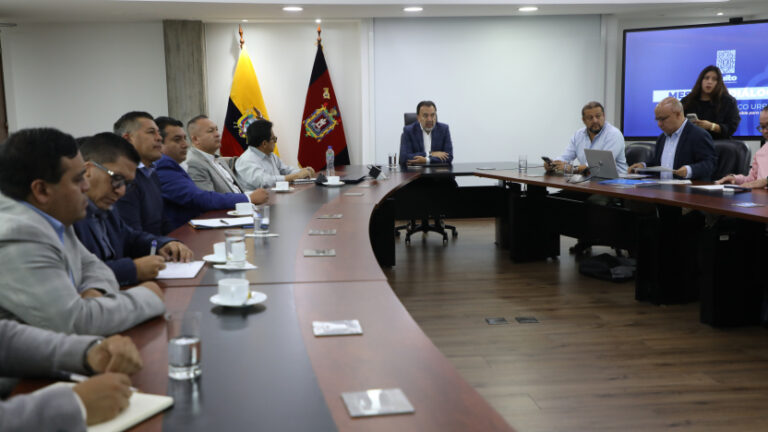 Termina primera jornada de diálogos en Quito: Municipio y transportistas acuerdan metodología y cronograma