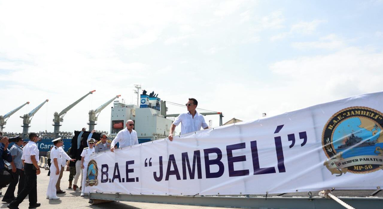 Noboa encabeza entrega de buque multipropósito a la Armada