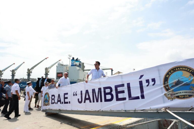 Noboa encabeza entrega de buque multipropósito a la Armada