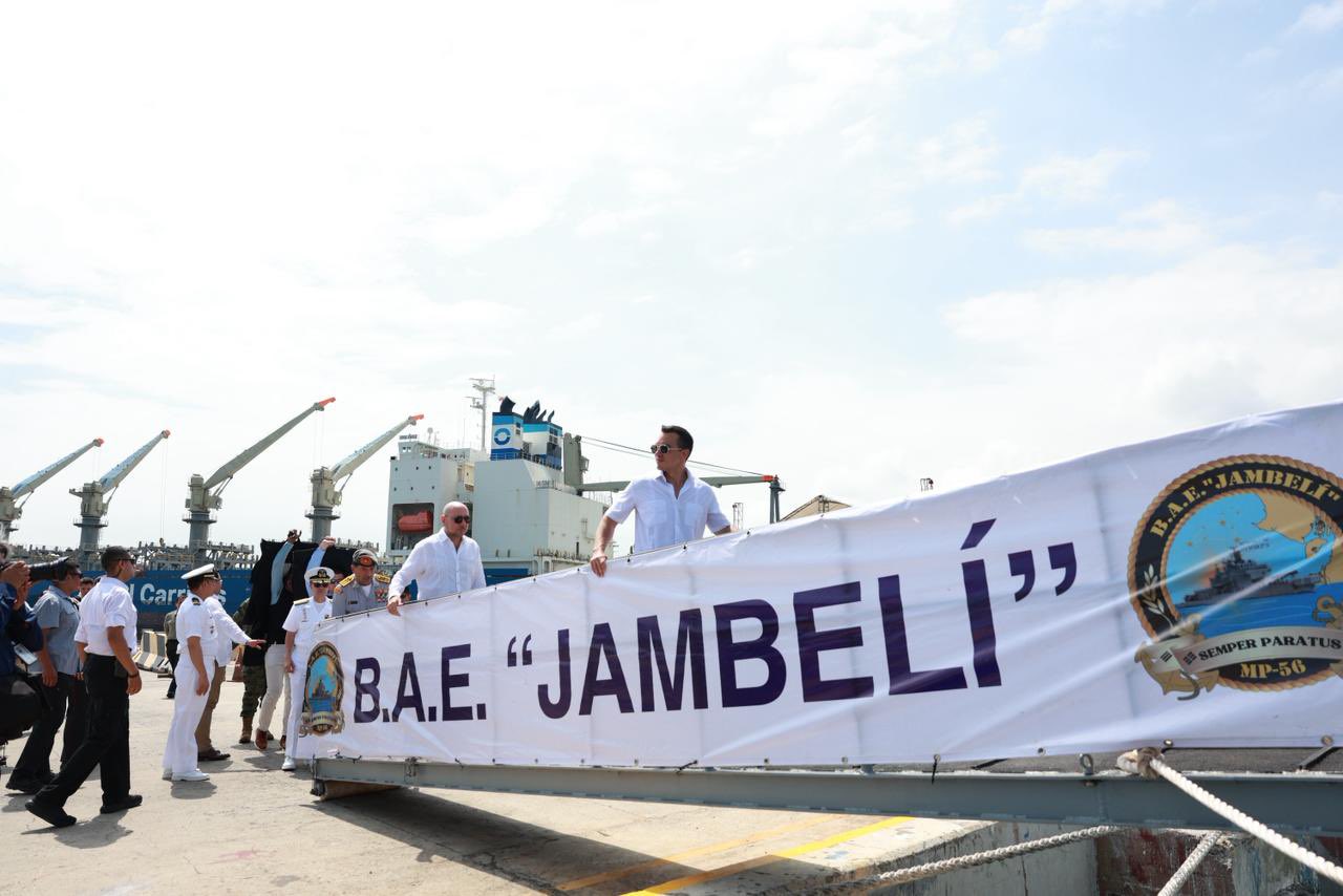 Noboa encabeza entrega de buque multipropósito a la Armada