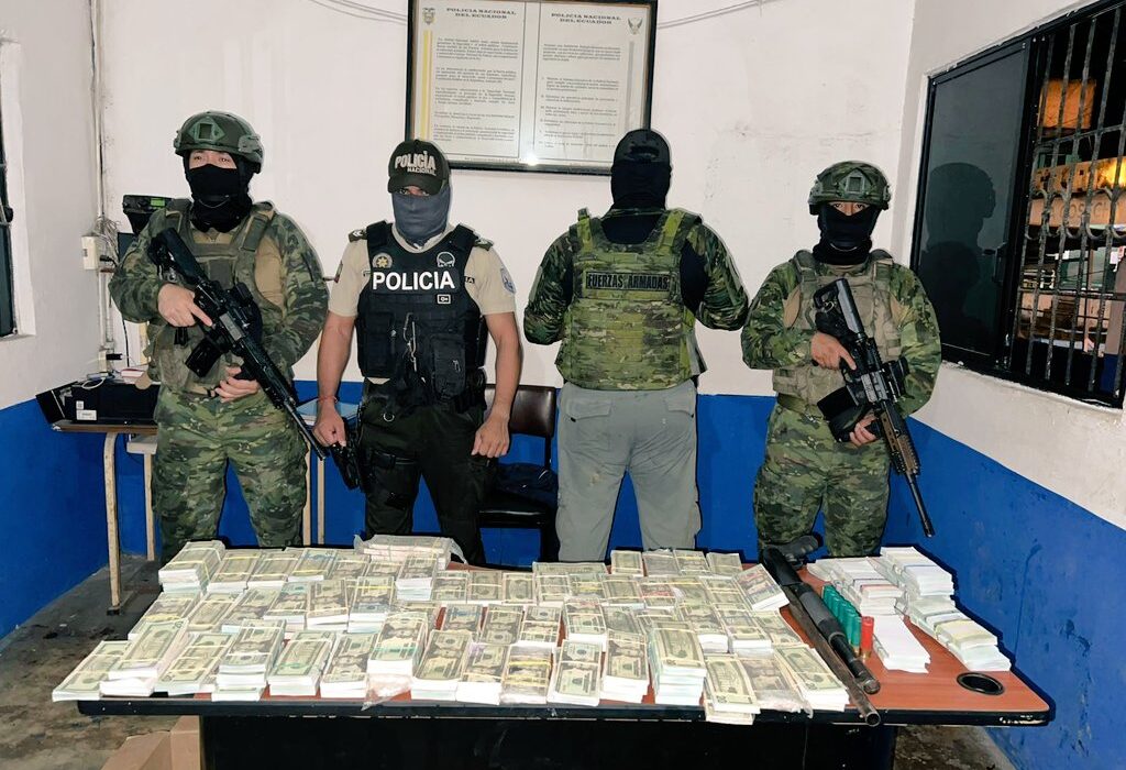 Militares decomisan USD 180.000 falsos durante operativo en Manabí