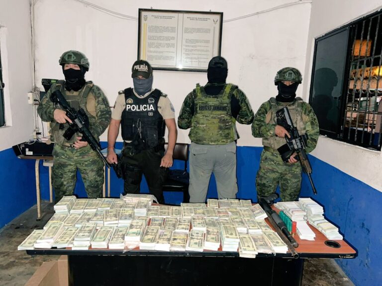 Militares decomisan USD 180.000 falsos durante operativo en Manabí