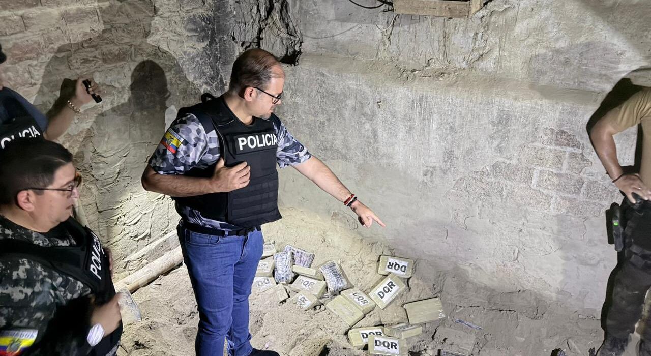Hallan cerca de media tonelada de droga enterrada en vivienda durante operativo en Tarifa