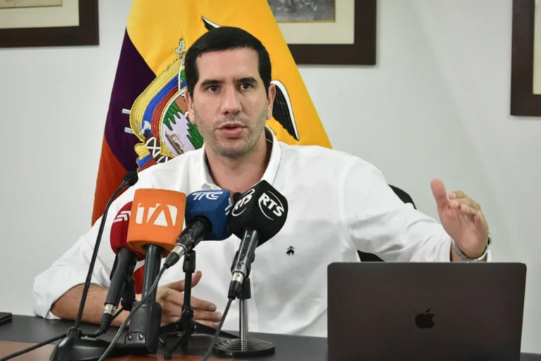 Noboa designa a Roberto Luque como su delegado para presidir el COE Nacional