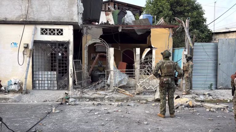Ataque con explosivo destruye una vivienda y deja daños en otras siete en Puerto Bolívar
