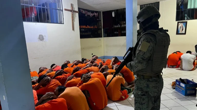 Disturbios en cárcel de Napo dejan un policía y un interno muertos